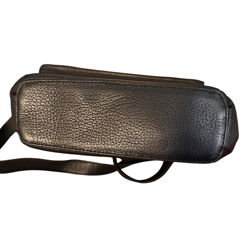 Bolsa transversal organizadora Brighton em couro granulado preto com detalhes em crocodilo e coração prateado imagem 6