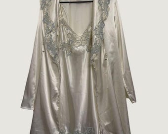 Conjunto de robe e camisola Victoria's Secret Vintage em cetim marfim com renda e detalhes florais azuis. Tamanho P.