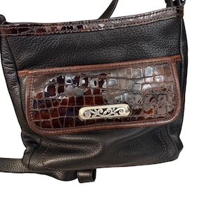 Bolsa transversal organizadora Brighton em couro granulado preto com detalhes em crocodilo e coração prateado imagem 1