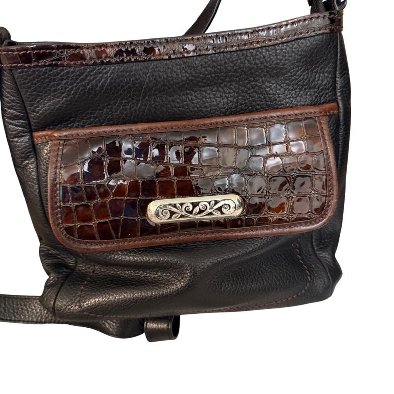 Bolsa transversal organizadora Brighton em couro granulado preto com detalhes em crocodilo e coração prateado imagem 1
