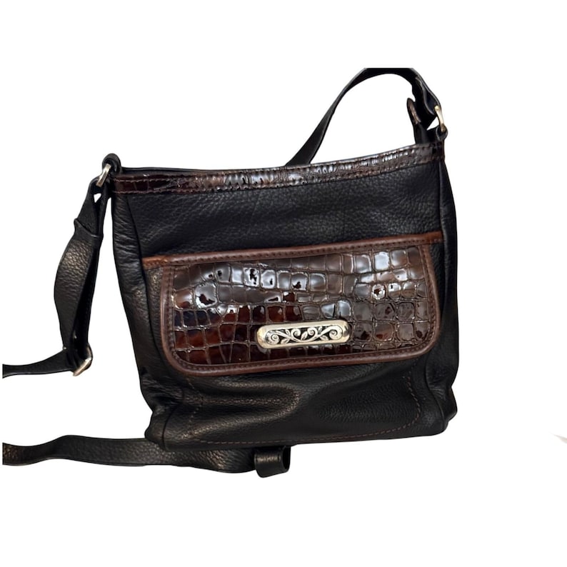 Bolsa transversal organizadora Brighton em couro granulado preto com detalhes em crocodilo e coração prateado imagem 2