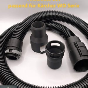 Peut inclure: Ensemble de tuyau et de connecteurs d'aspirateur noirs. L'ensemble comprend un tuyau ondulé, deux connecteurs cylindriques et un connecteur rectangulaire. Le texte sur l'image indique "DeWalt DXVC5002 Zyklon Anschluss Set passend für Kärcher WD Serie."