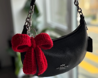 Llavero con lazo rojo de ganchillo hecho a mano / Bonito dije para bolso