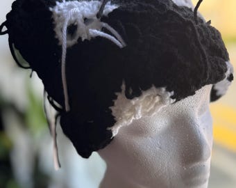 Gorro de orejas de gato con calavera, flecos y ala plegable