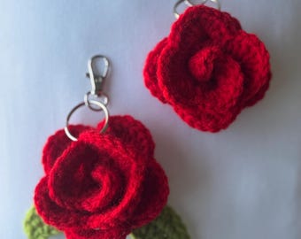 Llavero de rosa de ganchillo hecho a mano / Dije de bolso con forma de flor