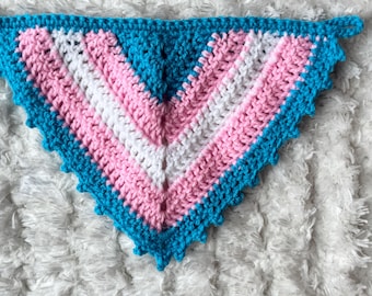Colección Orgullo - Bandana de crochet con la bandera trans