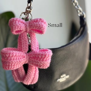 Pequeño llavero de lazo de ganchillo hecho a mano / Bonito regalo / Dije para bolso / Accesorios