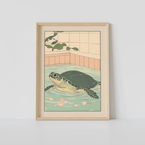 Könnte beinhalten: Eine gerahmte Illustration einer grünen Meeresschildkröte, die in einem Wasserbecken mit rosa Blütenblättern schwimmt. Die Schildkröte befindet sich in einem gekachelten Raum mit einer grünen Pflanze in der Ecke.