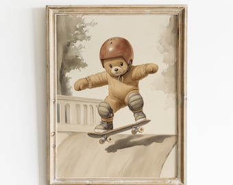 Könnte beinhalten: Gerahmter Druck mit einem Teddybär, der einen braunen Helm und Knieschützer trägt und skateboardet. Der Bär trägt einen beigefarbenen Overall und befindet sich in der Luft über einer Rampe. Das Kunstwerk hat eine Vintage-Ästhetik in Sepia-Tönen.