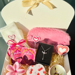 Gepersonaliseerde cadeauset voor jubileum/moederdag: glanzende hartketting en zelfverzorgingsproducten | Perfect voor haar | Verjaardagscadeaudoos - verrassing