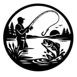 Könnte beinhalten: Schwarz-weiße, kreisförmige Illustration einer Angelszene. Ein Angler wirft die Angel aus, ein Fisch springt aus dem Wasser, mit Sonnenuntergang, Bäumen und Schilf.