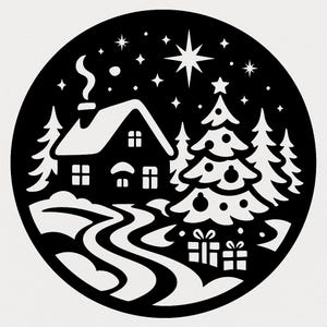 Könnte beinhalten: Ein schwarz-weißes Weihnachtsdesign in einem kreisförmigen Rahmen. Es zeigt ein Haus mit rauchendem Schornstein, einen geschmückten Weihnachtsbaum, Geschenke, einen gewundenen Pfad und einen sternenklaren Nachthimmel. Das Design erinnert an eine festliche Winterszene.