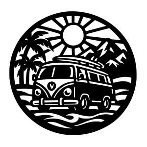 Könnte beinhalten: Schwarz-weißes kreisförmiges Design mit einem Oldtimer-Van mit Surfbrett, Palmen, Bergen und einer Sonne. Der Van befindet sich auf einer wellenförmigen Linie, die Wasser andeutet, alles im detaillierten Silhouette-Stil.