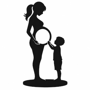 Könnte beinhalten: Schwarze Silhouette einer schwangeren Person mit Pferdeschwanz, die ihren Bauch hält. Ein kleines Kind steht davor und greift nach dem Bauch. Die Figuren stehen auf einer kreisförmigen Basis, vor weißem Hintergrund.