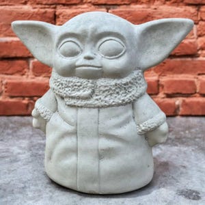 8" Baby yoda statue, Lawn garden art, Outdoor grogu decor, Cartoon gift idea, Concrete yoda figure, Stone grogu ornament, Yard grogu bild 3