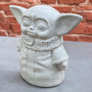 8" Baby yoda statue, Lawn garden art, Outdoor grogu decor, Cartoon gift idea, Concrete yoda figure, Stone grogu ornament, Yard grogu bild 6