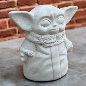 8" Baby yoda statue, Lawn garden art, Outdoor grogu decor, Cartoon gift idea, Concrete yoda figure, Stone grogu ornament, Yard grogu bild 2