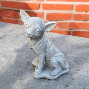 Sculpture chihuahua en béton de 12 pi, idée d&#39;animal de compagnie en pierre, figurine de chien de jardin, art de la cour de chihuahua, décoration extérieure de chihuahua, petit chien sur la base