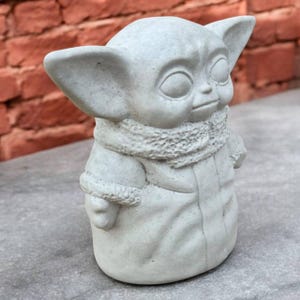 8" Baby yoda statue, Lawn garden art, Outdoor grogu decor, Cartoon gift idea, Concrete yoda figure, Stone grogu ornament, Yard grogu bild 4