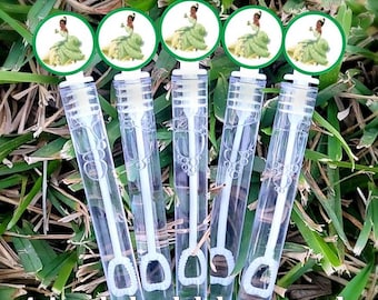 Puede incluir: Cinco varitas de burbujas de plástico transparente de 10 cm con etiquetas de princesa verde y dorada.