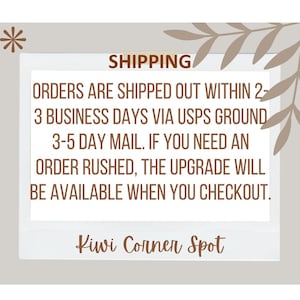 Op de afbeelding: Tekst op een witte achtergrond met bruine tekst die luidt: SHIPPING. ORDERS ARE SHIPPED OUT WITHIN 2-3 BUSINESS DAYS VIA USPS GROUND 3-5 DAY MAIL. IF YOU NEED AN ORDER RUSHED, THE UPGRADE WILL BE AVAILABLE WHEN YOU CHECKOUT. Kiwi Corner Spot.