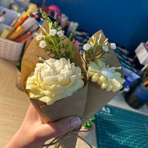 フローラルキャンドルブーケ – 手作りの香り付きフラワーキャンドル、装飾的なワックスの花、ユニークなギフト、美しい室内装飾、彼女へのロマンチックなプレゼント