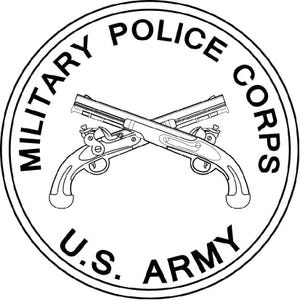 以下が含まれることがあります： 軍事警察隊のエンブレムの白黒イラスト。エンブレムは、2丁の交差したピストルと、周囲に「Military Police Corps U.S. Army」というテキストが描かれています。