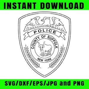 Könnte beinhalten: Schwarz-weißes Polizeiausweis-Design mit dem Text "POLICE COUNTY OF SUFFOLK NEW YORK". Das Abzeichen zeigt einen Adler, einen Bullen und Lorbeerblätter. Die Wörter "INSTANT DOWNLOAD" und "SVG/DXF/EPS/JPG and PNG" sind ebenfalls vorhanden.