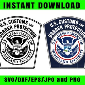 Könnte beinhalten: Zwei Versionen eines Abzeichens des US-Zolls und des Grenzschutzes. Eine ist schwarz-weiß, die andere marineblau mit weißen und roten Akzenten. Das Abzeichen zeigt einen Adler, einen Schild und den Text "U.S. Customs and Border Protection" und "Homeland Security". Die Wörter "Sofortiger Download" und "SVG/DXF/EPS/JPG und PNG" sind ebenfalls vorhanden.