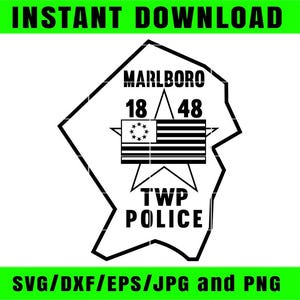 Könnte beinhalten: Schwarz-weiße Grafik mit dem Text "MARLBORO 18/48 TWP POLICE" in einer stilisierten Umrandung. Enthält ein amerikanisches Flaggen-Design. Die Wörter "INSTANT DOWNLOAD" und "SVG/DXF/EPS/JPG and PNG" sind ebenfalls vorhanden.