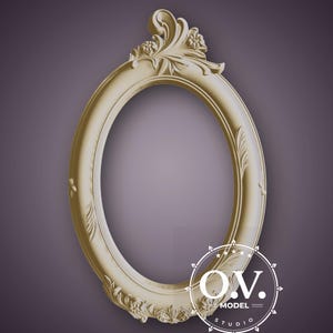 Könnte beinhalten: Ein goldener ovaler Bilderrahmen mit verzierten Schnitzereien und floralen Details. Der Rahmen ist aus Holz und hat eine glatte, polierte Oberfläche.