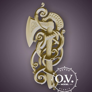 Puede incluir: Una escultura de metal de color dorado de un hacha con intrincados diseños de nudos. El hacha está rodeada por un borde decorativo con el texto "O.V. MODEL STUDIO".