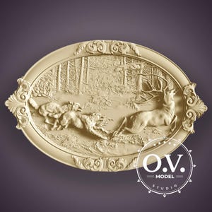Puede incluir: Una placa de pared ovalada de color crema detallada con una escultura en relieve 3D de un ciervo que es perseguido por dos lobos en un entorno de bosque. La placa tiene un marco decorativo y ornamentado.