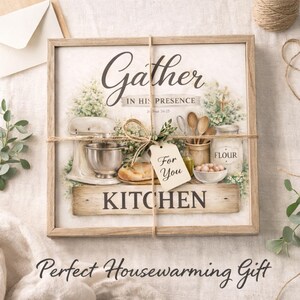 Puede incluir: Una obra de arte enmarcada con temática de cocina con la palabra "Gather" y el texto "In His Presence". La imagen incluye una batidora de pie, pan y un tarro de harina. Una etiqueta atada con hilo dice "For You".