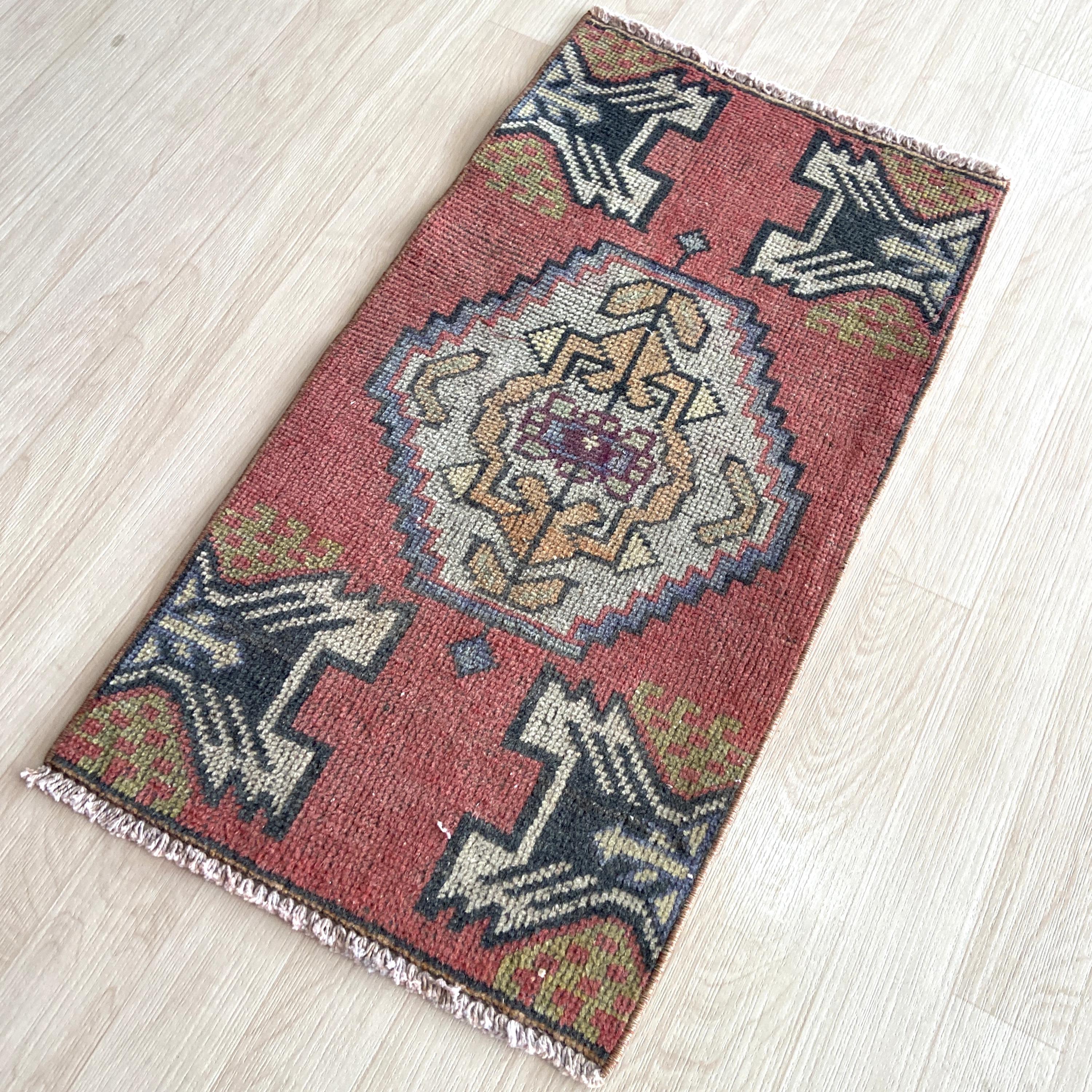 ハンドメイドミニトルコラグ：レッドヴィンテージアクセントラグ（1.4