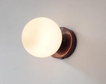 Aplique de pared de globo de latón hecho a mano, estilo vintage italiano moderno.