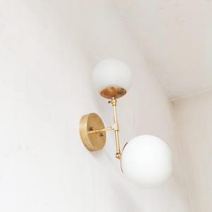 Applique da parete con doppio globo in vetro, lampada decorativa, lampada moderna in ottone, camera da letto realizzata a mano