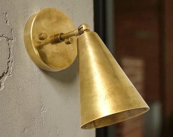 Aplique de pared cónico de latón hecho a mano – Iluminación moderna de mediados de siglo