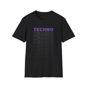 Op de afbeelding: Zwart t-shirt met het woord "TECHNO" in paars, zes keer verticaal gestapeld. De bovenste "TECHNO" is effen paars, de andere zijn wit omlijnd.