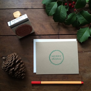 Vrolijke kerststempel met kerstkrans - Vakantie DIY kerstkaart Handgetekende krans - Rustieke moderne krans met bessen