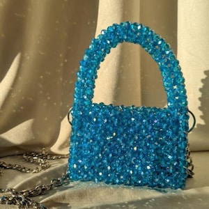 Minitasje met blauwe kristallen – avondportemonnee met kralen en gouden of zilveren ketting | Statement-clutch | Handgemaakte kralentas | Cadeau bruidsmeisje | Color Pop