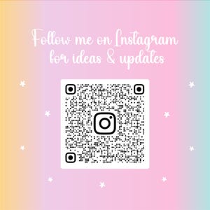 Może przedstawiać: Pastelowe gradientowe tło z napisem "Follow me on Instagram for ideas & updates" w kursywie. Kod QR z logo Instagrama znajduje się pośrodku, otoczony małymi białymi gwiazdkami.