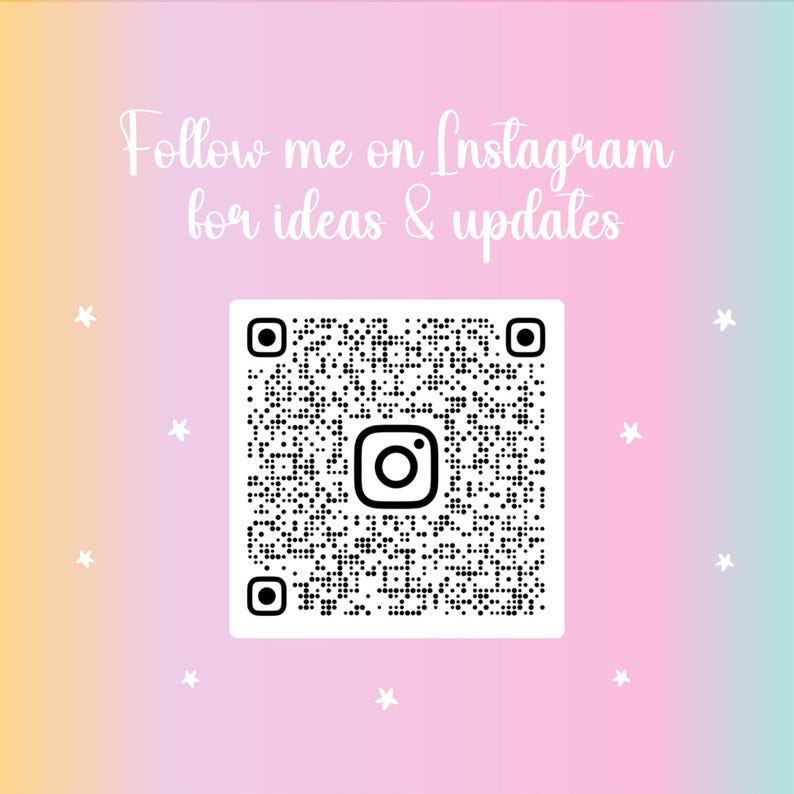 Może przedstawiać: Pastelowe gradientowe tło z napisem "Follow me on Instagram for ideas & updates" w kursywie. Kod QR z logo Instagrama znajduje się pośrodku, otoczony małymi białymi gwiazdkami.