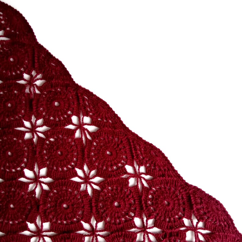 The image highlights the top edge of an evening shawl.