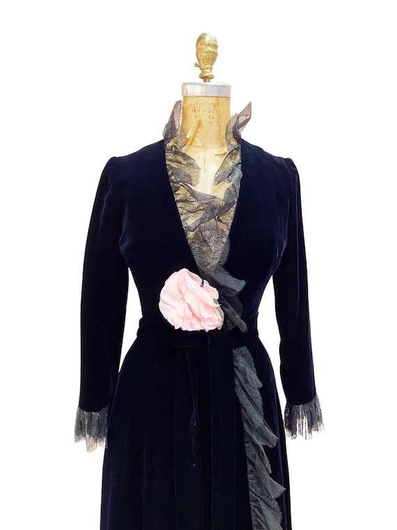 Elizabeth Arden Old Hollywood Velvet & Lace Dressing Gown 1930s style