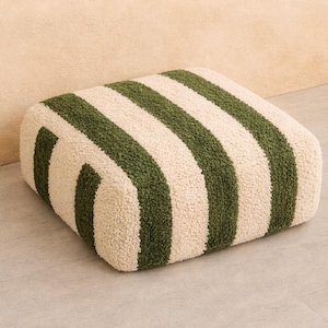 Pode incluir: Um conjunto de três canecas de cerâmica com acabamento fosco e salpicado. As canecas são em tons de creme, cinza claro e cinza escuro. Cada caneca tem um design simples e minimalista.