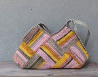 Gehaakte pastel gestreepte tas met lederen riem, grijs, geel roze tinten