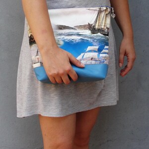 Cartera Náutica de Cuero con Estampado Digital de Veleros y Anclas imagen 4