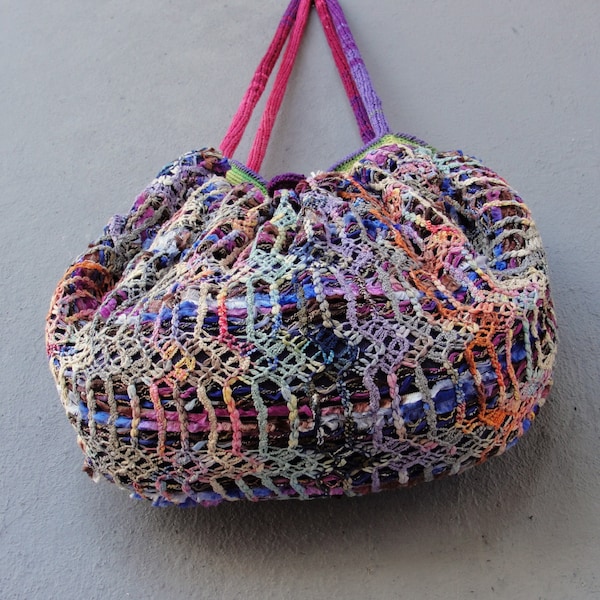 Borsa Happy Hobo in tessuto lavorato a maglia e dettagli all'uncinetto, borsa arcobaleno multicolore