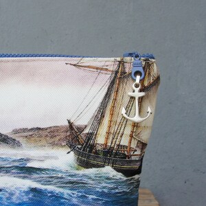 Cartera Náutica de Cuero con Estampado Digital de Veleros y Anclas imagen 7